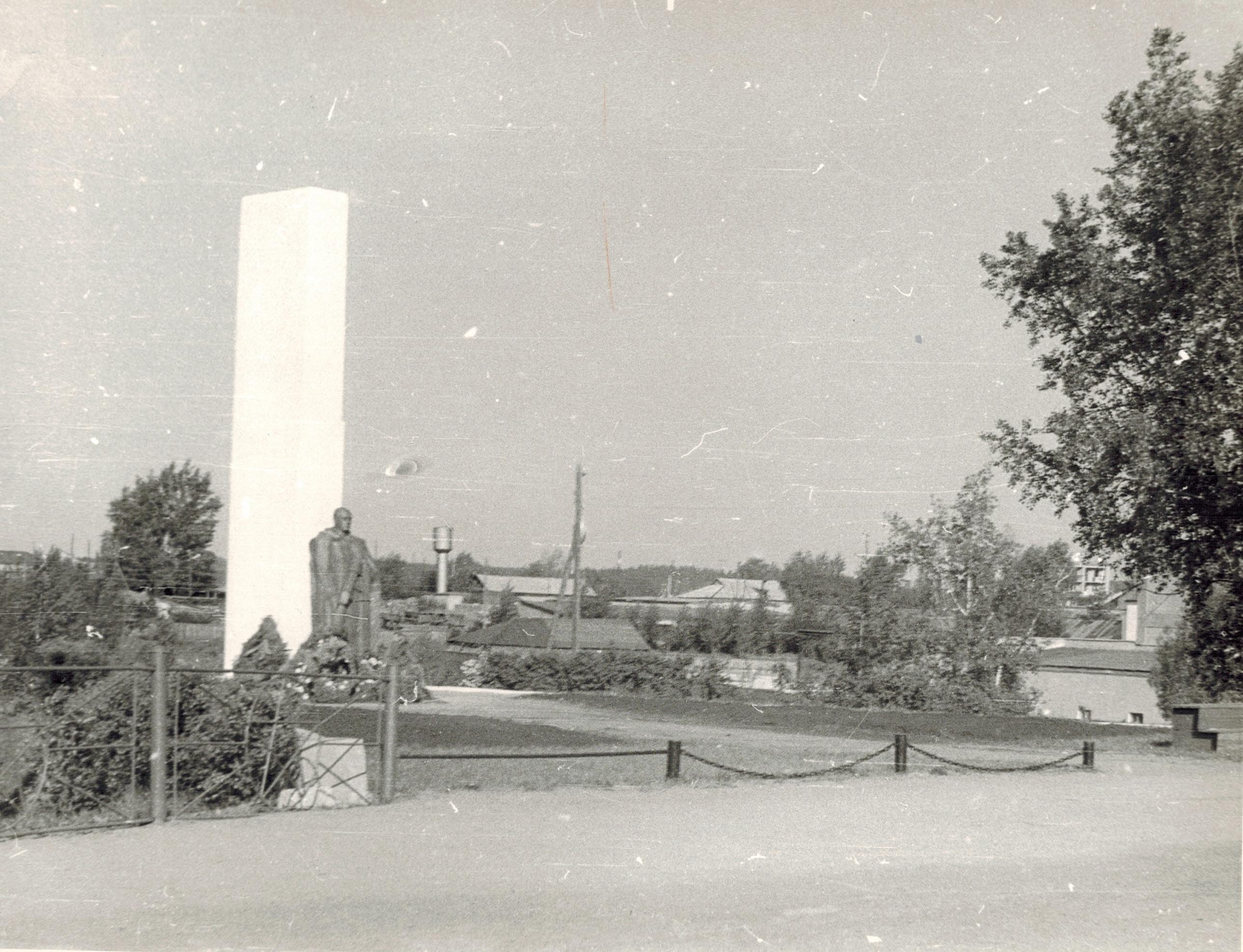 Ленина, памятник воинам-Сузунцам погибшим в ВОв 70-е гг. ХХ в. Цифровая коллекция МКУК ЦИИ